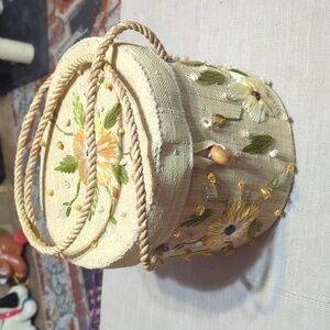 Retro Yellow Straw Barrel Purse: 1950s Pin-Up Style with Colorful Floral Design